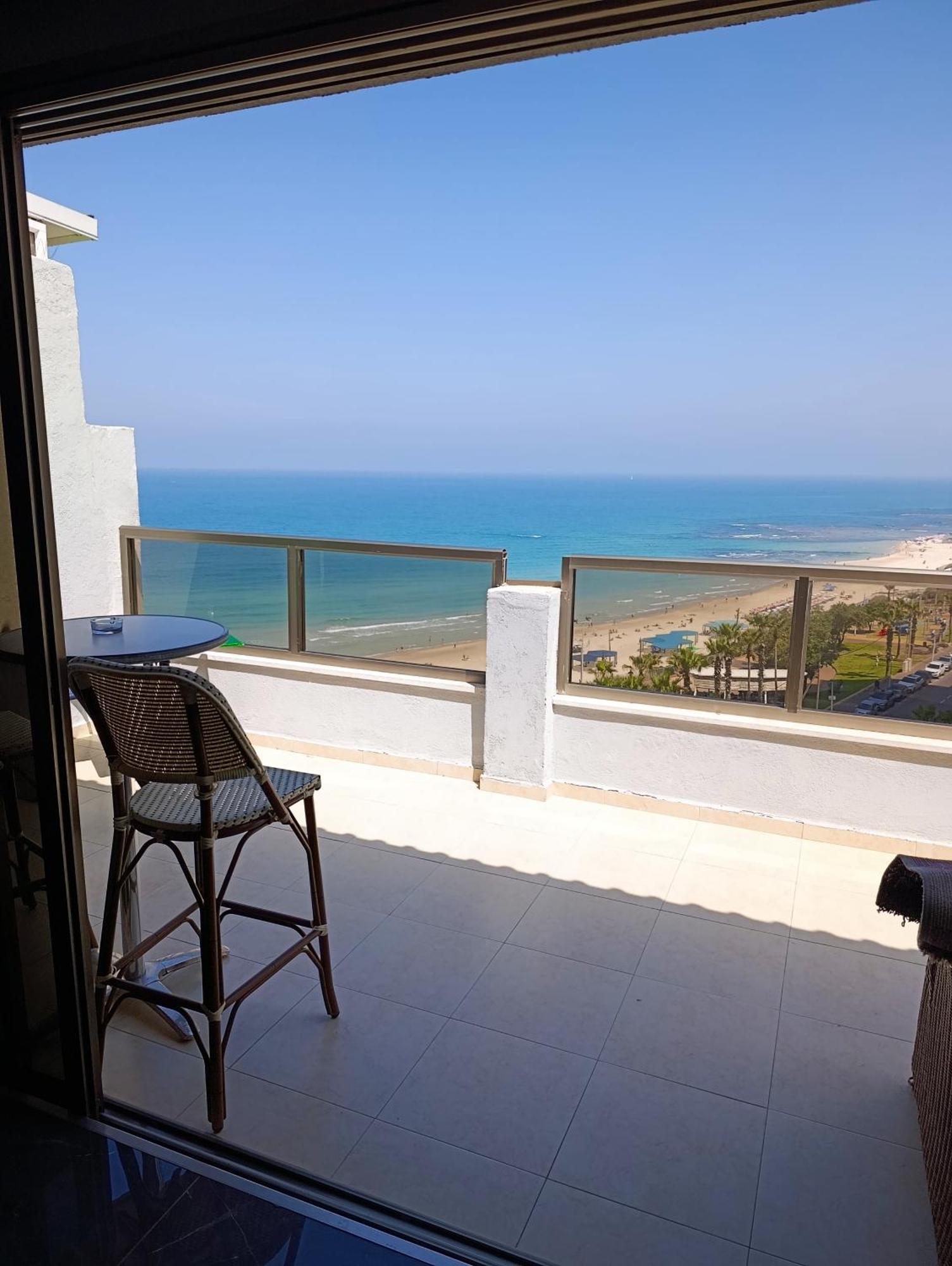 Penthouse Apartment On The Beach Bat Yam Room photo