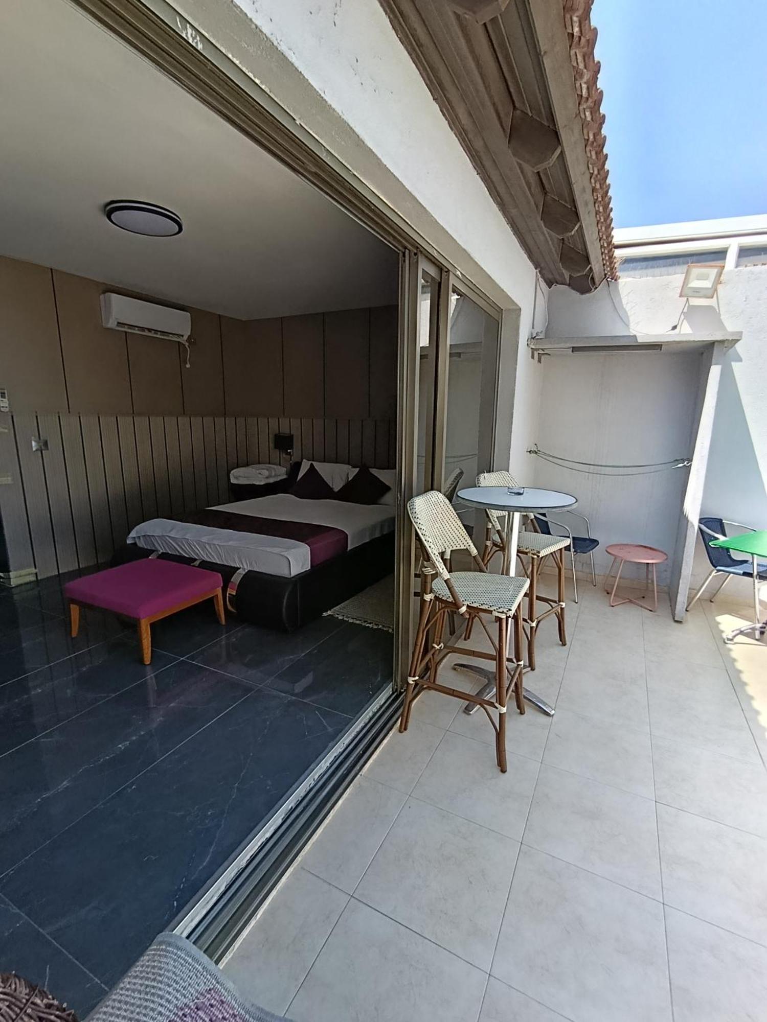 Penthouse Apartment On The Beach Bat Yam Room photo