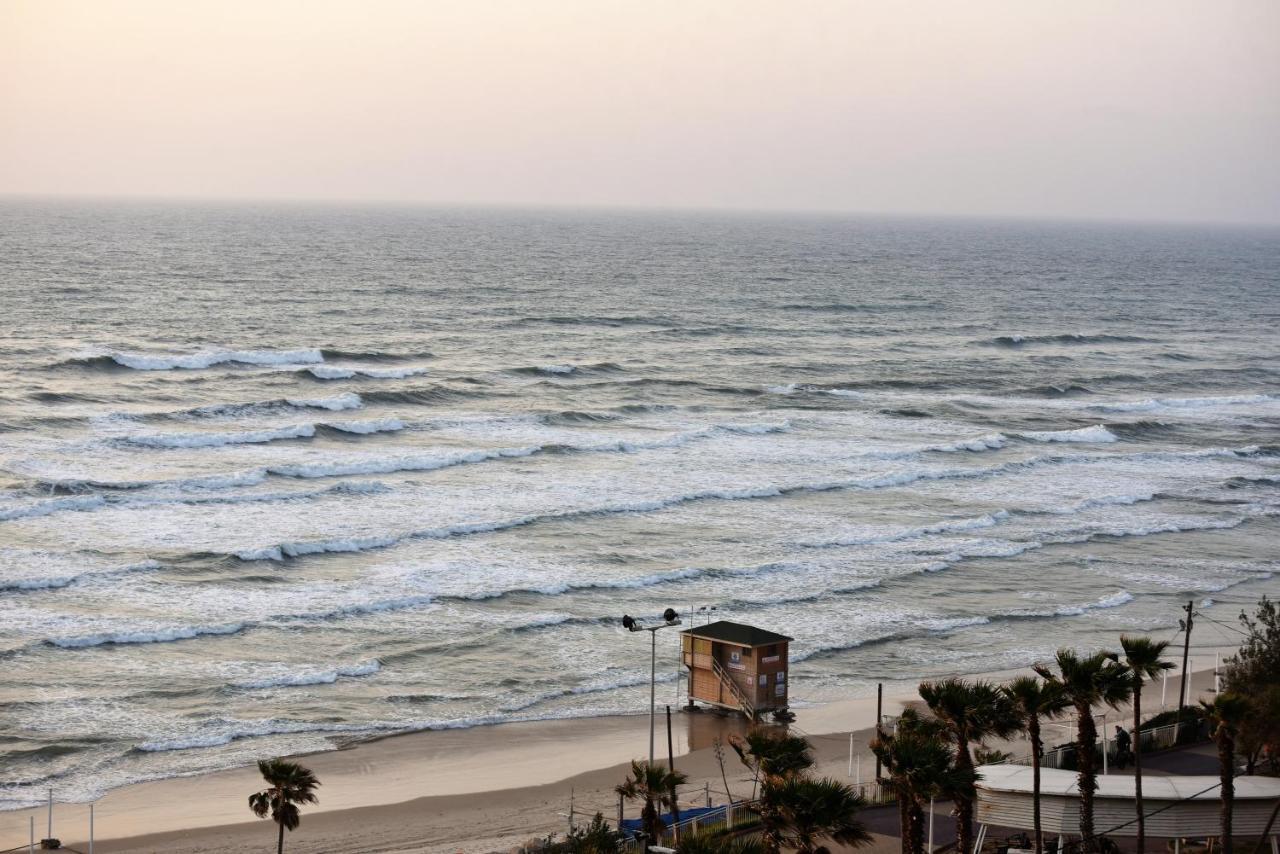 Penthouse Apartment On The Beach Bat Yam Exterior photo